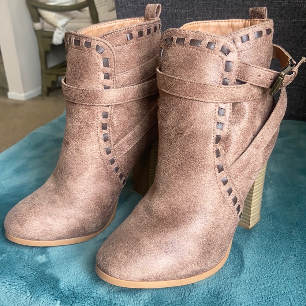 Venus Tan heeled booties